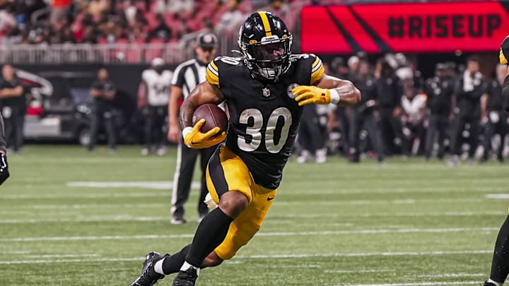 Aug 24, 2023; Atlanta, Georgia, USA; Pittsburgh Steelers running back Jaylen Warren (30) runs for a touchdown against the Atlanta Falcons during the first half at Mercedes-Benz Stadium. 