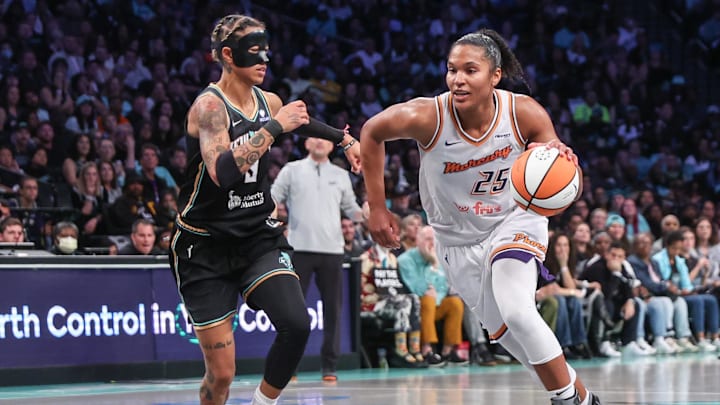 Alyssa Thomas (right) once again served as the engine for the Mercury with 15 points, seven assists and six rebounds in Game 2 against the Liberty.