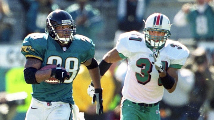 Brock Marion (31) tries to chase down former Jaguars running back Fred Taylor in a 2000 AFC playoff game at TIAA Bank Field. Marion, who played with Dallas, Miami and Detroit, will be part of the Jaguars coaching staff for training camp.

Spt 1fredtaylor01150