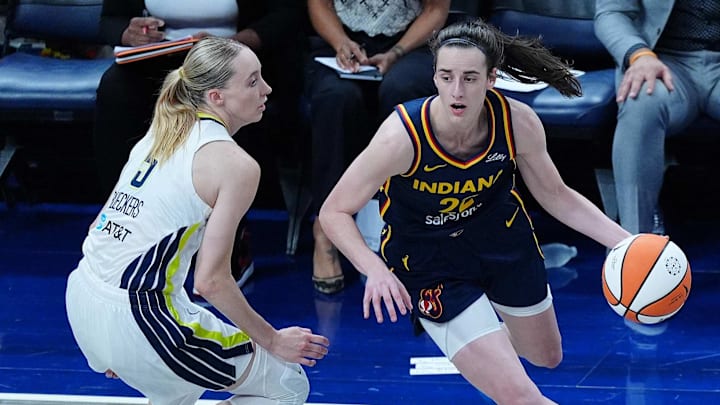 Indiana Fever guard Caitlin Clark (22) drives to the basket against Dallas Wings guard Paige Bueckers (5). | IMAGO / Icon Sportswire