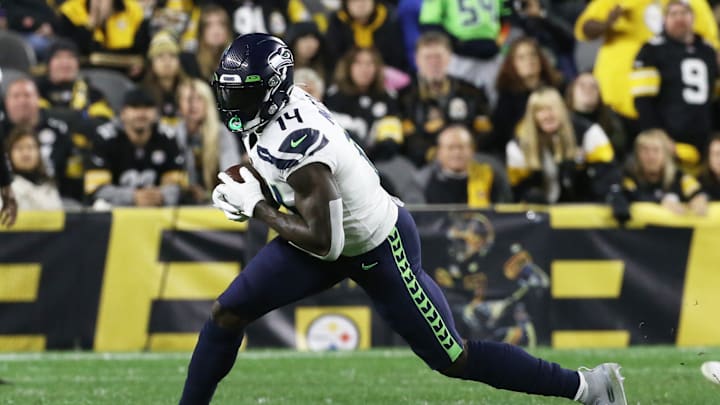 Oct 17, 2021; Pittsburgh, Pennsylvania, USA; Seattle Seahawks wide receiver DK Metcalf (14) runs after a catch against the Pittsburgh Steelers during the second quarter at Heinz Field. Oct 17, 2021; Pittsburgh, Pennsylvania, USA; Seattle Seahawks wide receiver DK Metcalf (14) runs after a catch against the Pittsburgh Steelers during the second quarter at Heinz Field.