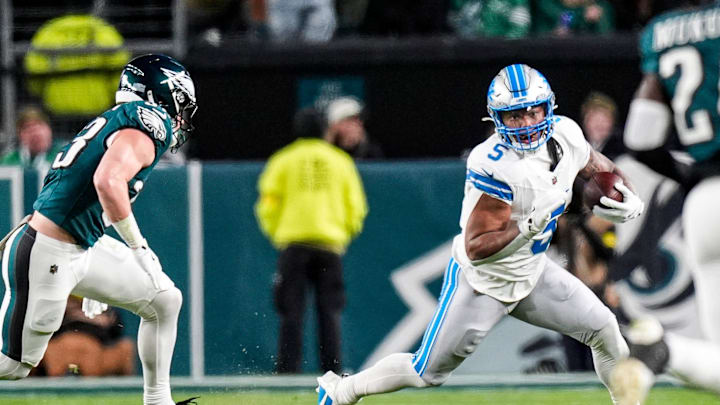 Detroit Lions running back David Montgomery (5) runs against Philadelphia Eagles during the first half at Lincoln Financial Field in Philadelphia on Sunday, November 16, 2025.