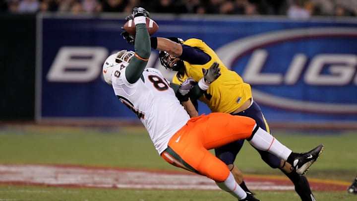 Dec. 27, 2008; San Francisco, CA, USA; California Golden Bears linebacker Anthony Felder (right) fights for the ball with tight end Richard Gordon (84) during the first quarter in the 2008 Emerald Bowl at AT&T Park in San Francisco, CA. Mandatory Credit: Phil Carter-Imagn Images