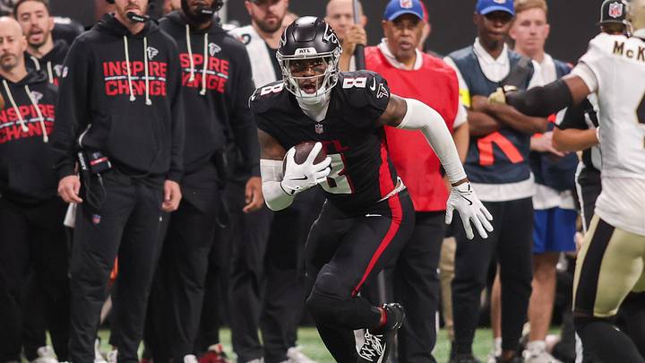 Jan 4, 2026; Atlanta, Georgia, USA; Atlanta Falcons tight end Kyle Pitts Sr. (8) runs after a catch against the New Orleans Saints in the fourth quarter at Mercedes-Benz Stadium. Mandatory Credit: Brett Davis-Imagn Images
