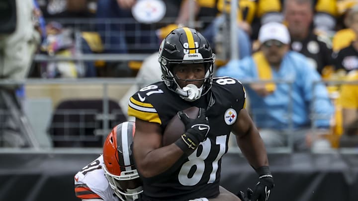 Oct 12, 2025; Pittsburgh, Pennsylvania, USA; Cleveland Browns defensive end Alex Wright (91) attempts to tackle Pittsburgh Steelers tight end Jonnu Smith (81) during the second quarter at Acrisure Stadium. Oct 12, 2025; Pittsburgh, Pennsylvania, USA; Cleveland Browns defensive end Alex Wright (91) attempts to tackle Pittsburgh Steelers tight end Jonnu Smith (81) during the second quarter at Acrisure Stadium.