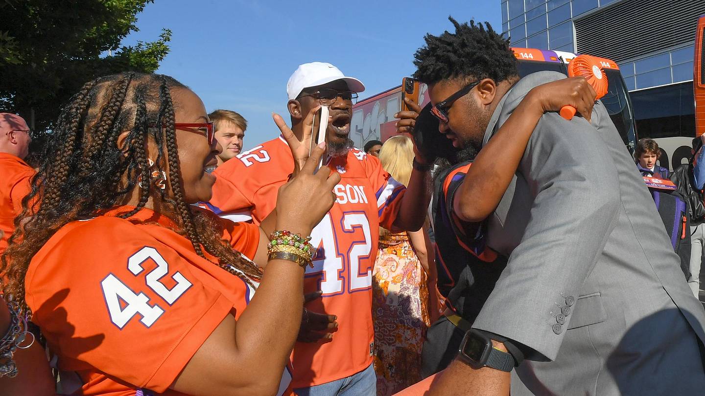 Clemson DT Hevin Brown-Shuler's Family Releases Donation Page Following Cancer Prognosis