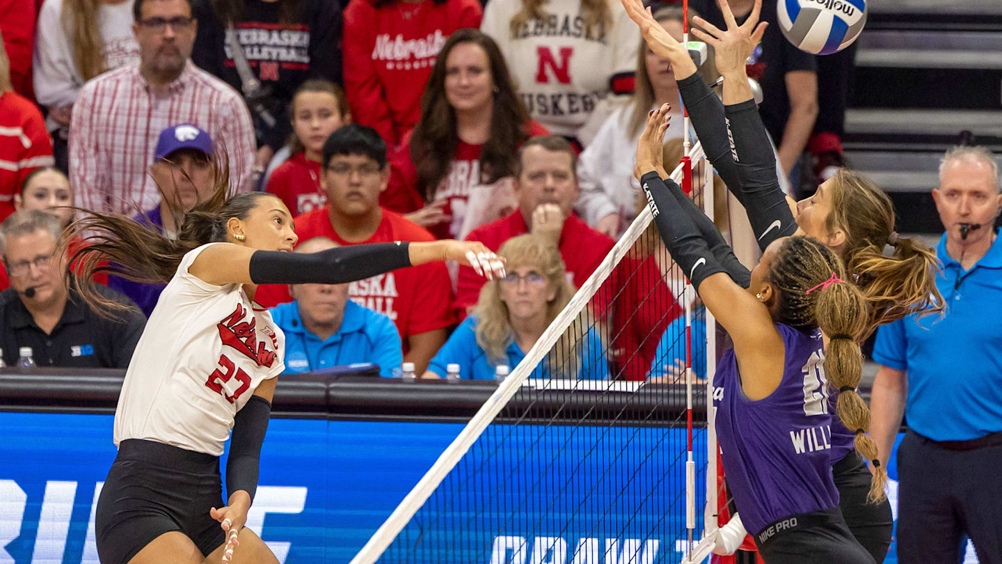 Nebraska Weathers Dip in Offense, Sweeps Kansas State
