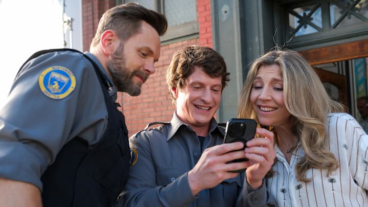 ANIMAL CONTROL: Behind The Scenes - L-R: Joel McHale, Michael Rowland and Sarah Chalke in the Season Three premiere "Giraffes, Gorillas, and Penguins" episode of ANIMAL CONTROL airing Thursday, Jan 2 (9:01-9:31 PM ET/PT) on FOX.