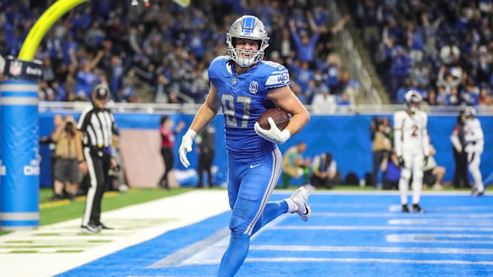 Detroit Lions tight end Sam LaPorta (87) makes a catch for a touchdown against Denver Broncos safety