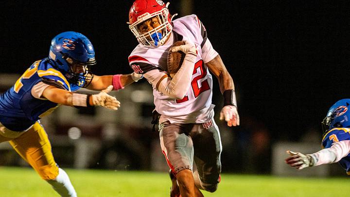 Oak Hills’ Royalton Allen runs the ball against Serrano on Friday, Oct. 03, 2025. Oak Hills rallied to beat Serrano 28-14 in the Mojave River League opener.
