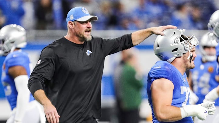Detroit Lions head coach Dan Campbell talks to defensive end John Cominsky during warmups before the