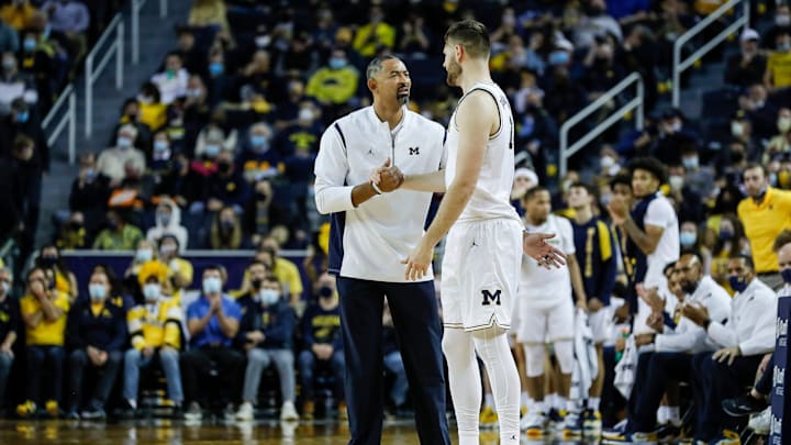 Michigan head coach Juwan Howard talks to center Hunter Dickinson (1) during the first half against