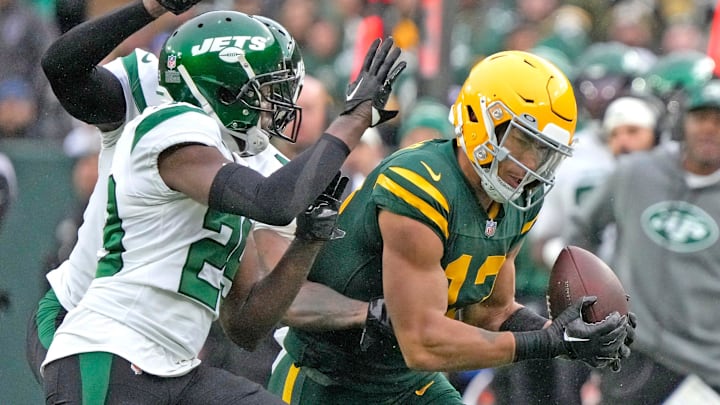Green Bay Packers wide receiver Allen Lazard (13) catches a 35 yard pass defended by New York Jets