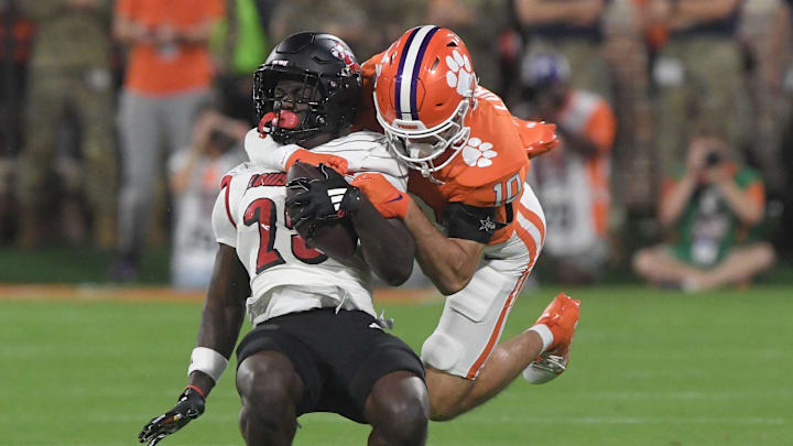 The Clemson Tigers are looking to avenge their loss last season against the Louisville Cardinals this Friday. 
