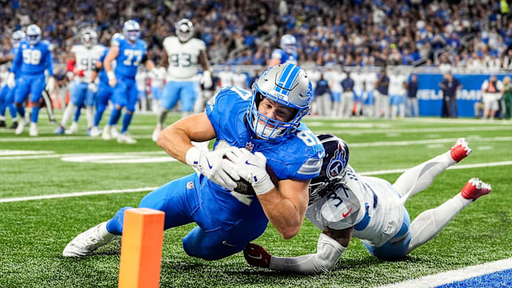 Detroit Lions tight end Sam LaPorta (87) dives for a first down against Tennessee Titans safety Amani Hooker (37) during the first half at Ford Field in Detroit on Sunday, Oct. 27, 2024.