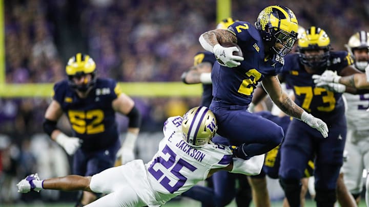 Michigan running back Blake Corum (2) runs against Washington cornerback Elijah Jackson (25) during Michigan running back Blake Corum (2) runs against Washington cornerback Elijah Jackson (25) during
