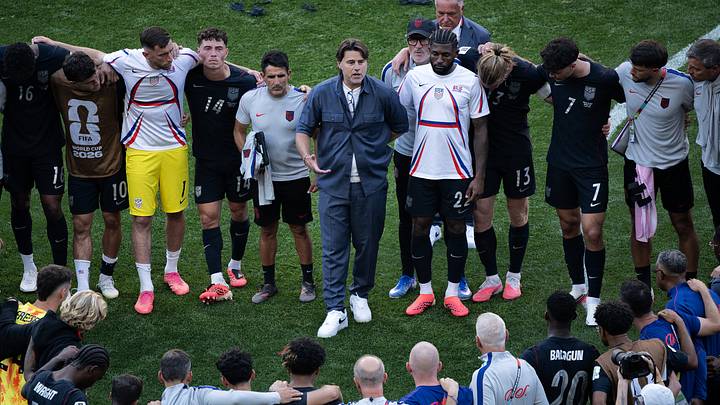 Mauricio Pochettino had to console his men. Mauricio Pochettino had to console his men.