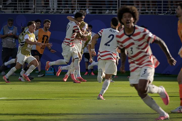 USMNT players celebrating wildly. นักเตะ USMNT เฉลิมฉลองอย่างสุดเหวี่ยง