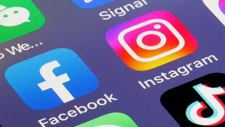 Facebook and Instagram app icons on phone screen.