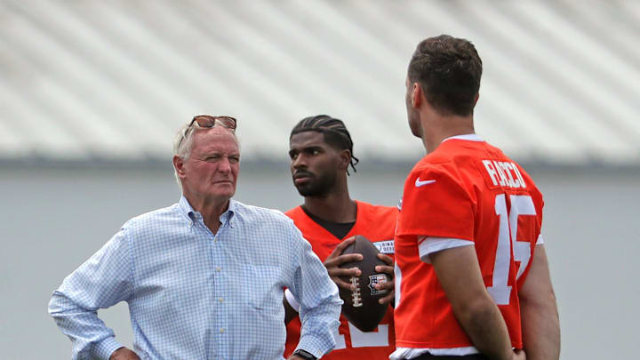 Browns owner Jimmy Haslam, left, stands between quarterbacks Joe Flacco and Shedeur Sanders during minicamp, Tuesday, June 10, 2025, in Berea.