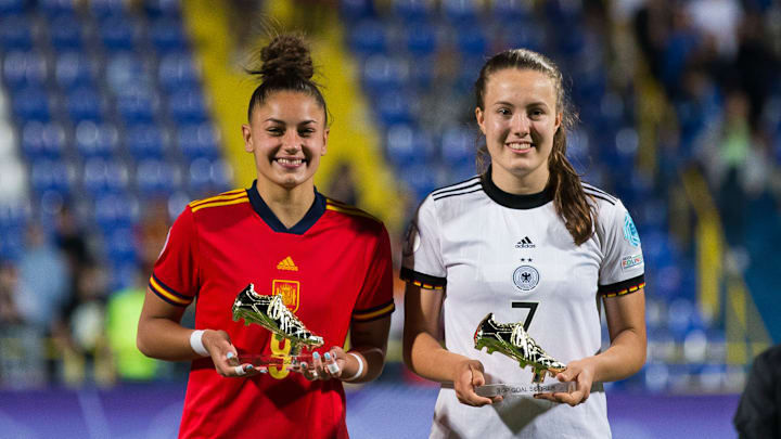 Mara Alber (rechts), bei der Auszeichnung als beste Torschützin der U17-WM 2022 (gemeinsam mit Spaniens Carla Camacho) Mara Alber (rechts), bei der Auszeichnung als beste Torschützin der U17-WM 2022 (gemeinsam mit Spaniens Carla Camacho)
