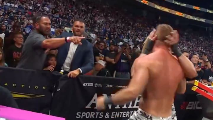 Johnny Damon points at Ryan Nemeth during TNA Slammiversary.