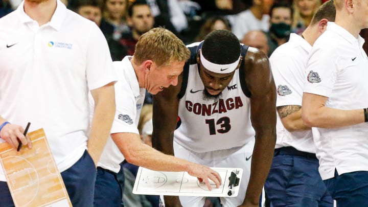 Mark Few, Graham Ike huddle during a Gonzaga men's basketball game against the Pepperdine Waves