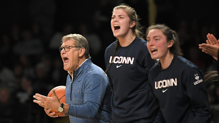 UConn head coach Geno Auriemma cheers on his team during a game with Vanderbilt at Memorial Gym in Nashville on Wednesday, Nov. 13, 2019. at

Sem 5160