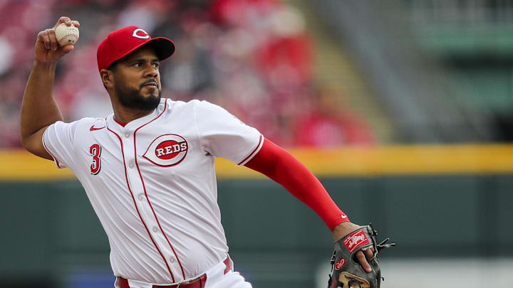 Cincinnati Reds third baseman Jeimer Candelario (3) throws