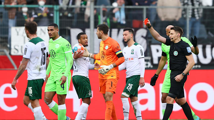 Der Platzverweis für Wolfsburg Lacroix spielte den Gladbachern in die Karten