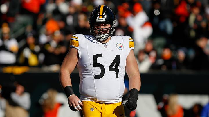 CINCINNATI, OH – DECEMBER 01: Pittsburgh Steelers center Zach Frazier (54) during the game against the Pittsburgh Steelers and the Cincinnati Bengals on December 1, 2024, at Paycor Stadium in Cincinnati, OH. (Photo by Ian Johnson/Icon Sportswire via Getty Images) CINCINNATI, OH – DECEMBER 01: Pittsburgh Steelers center Zach Frazier (54) during the game against the Pittsburgh Steelers and the Cincinnati Bengals on December 1, 2024, at Paycor Stadium in Cincinnati, OH. (Photo by Ian Johnson/Icon Sportswire via Getty Images)