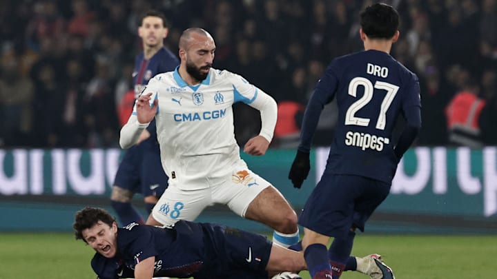 Himad Abdelli au duel avec les joueurs parisiens.