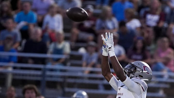 Collierville’s Tae Walden (1) jumps to catch a pass during the game between Collierville High School and Arlington High School in Arlington, Tenn., on September 19, 2025. Collierville defeated Arlington 58-0.