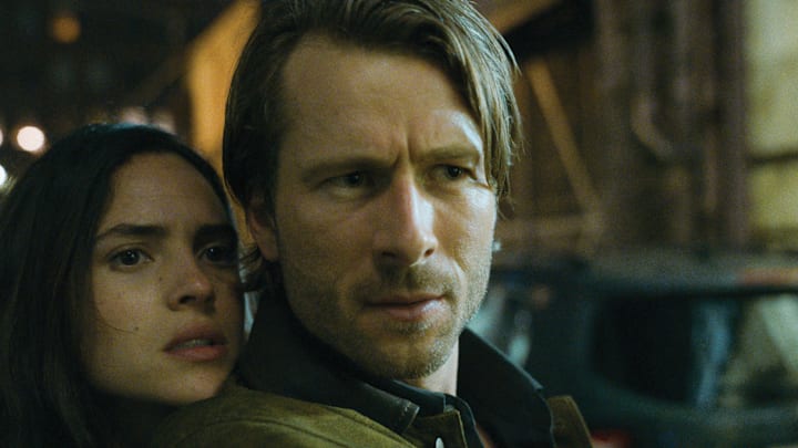 Hit Man. (L to R) Adria Arjona as Madison Masters and Glen Powell as Gary Johnson. Cr. Courtesy of Netflix