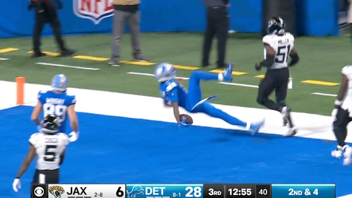 Jameson Williams scores Marshawn Lynch-style