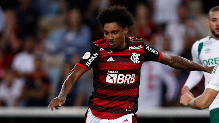 O atacante deixou o rubro-negro carioca no ano passado