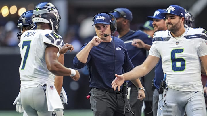 Oct 20, 2024; Atlanta, Georgia, USA; Seattle Seahawks head coach Mike Macdonald reacts with quarterback Geno Smith (7) after a touchdown against the Atlanta Falcons at Mercedes-Benz Stadium.