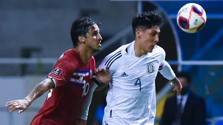 Edson Álvarez y Bryan Ruíz en la pelea de un balón.
