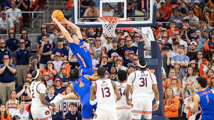 Florida Gators center Alex Condon (21) finishes an alley-op dunk as Auburn Tigers take on Florida Gators at Neville Arena in Auburn, Ala., on Saturday, Feb. 8, 2025. Florida Gators defeated Auburn Tigers 90-81.