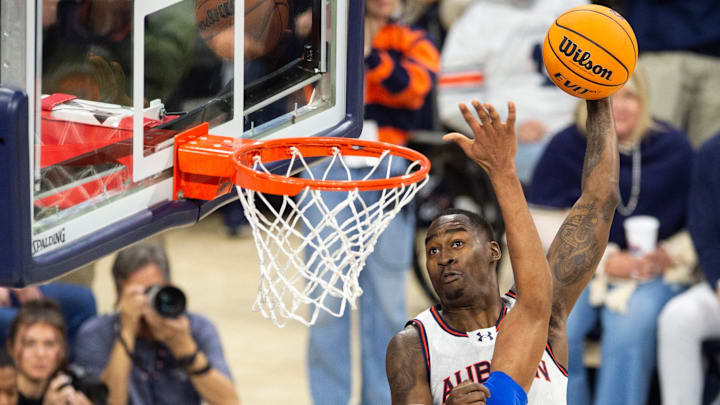Auburn Tigers forward Jaylin Williams (2) attempts to dunk over Kentucky Wildcats forward Ugonna