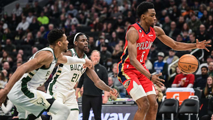 Jan 29, 2023; Milwaukee, Wisconsin, USA; New Orleans Pelicans guard Herbert Jones (5) reaches for the ball in front of Milwaukee Bucks forward Giannis Antetokounmpo (34) and guard Jrue Holiday (21) in the second quarter at Fiserv Forum. Mandatory Credit: Benny Sieu-Imagn Images Jan 29, 2023; Milwaukee, Wisconsin, USA; New Orleans Pelicans guard Herbert Jones (5) reaches for the ball in front of Milwaukee Bucks forward Giannis Antetokounmpo (34) and guard Jrue Holiday (21) in the second quarter at Fiserv Forum. Mandatory Credit: Benny Sieu-Imagn Images