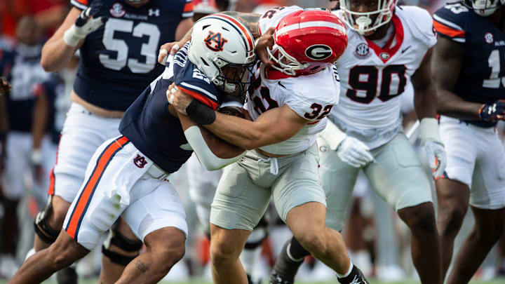 Auburn running back Jarquez Hunter (27) is stopped in the backfield by Bulldogs outside linebacker Chaz Chambliss (32).