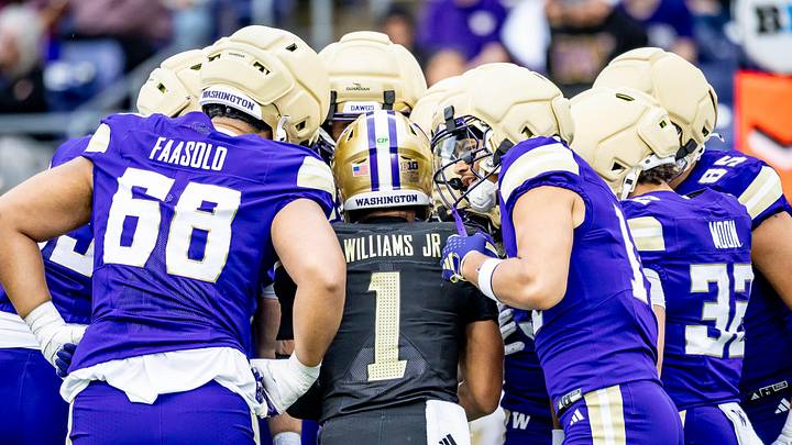 The Huskies crowd around Demond Williams Jr. as he calls a Spring Game play. The Huskies crowd around Demond Williams Jr. as he calls a Spring Game play.