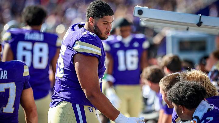 Kodi Greene slaps hands on the sideline during the Apple Cup. Kodi Greene slaps hands on the sideline during the Apple Cup.