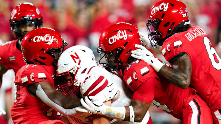 Cincinnati Bearcats linebacker Brian Simms III (17) tackles Nebraska Cornhuskers tight end Luke Lindenmeyer (44) in the first quarter of the Kansas City Classic season opening game between the Cincinnati Bearcats and Nebraska Cornhuskers, Aug. 28, 2025, at Arrowhead Stadium in Kansas City, Mo. Cincinnati Bearcats linebacker Brian Simms III (17) tackles Nebraska Cornhuskers tight end Luke Lindenmeyer (44) in the first quarter of the Kansas City Classic season opening game between the Cincinnati Bearcats and Nebraska Cornhuskers, Aug. 28, 2025, at Arrowhead Stadium in Kansas City, Mo.