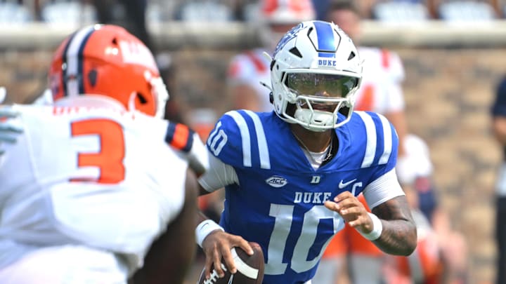 Sep 6, 2025; Durham, North Carolina, USA; Duke Blue Devils quarterback Darian Mensah (10) scrambles against Illinois Fighting Illini linebacker Alec Bryant (3) during the fourth quarter at Wallace Wade Stadium. Mandatory Credit: Zachary Taft-Imagn Images Sep 6, 2025; Durham, North Carolina, USA; Duke Blue Devils quarterback Darian Mensah (10) scrambles against Illinois Fighting Illini linebacker Alec Bryant (3) during the fourth quarter at Wallace Wade Stadium. Mandatory Credit: Zachary Taft-Imagn Images