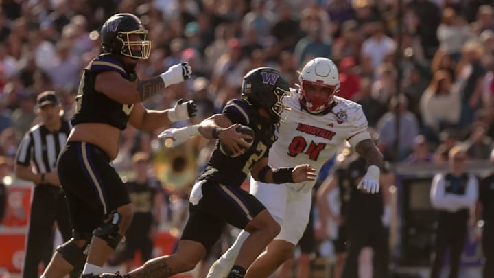 Washington’s Demond Williams Jr. (2) runs the ball and makes a touchdown during the 91st Tony the Tiger Sun Bowl game against Louisville on Tuesday, Dec. 31, 2024 at the Sun Bowl Stadium in El Paso, Texas.