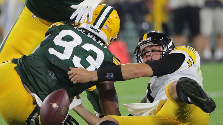 Pittsburgh Steelers' Mason Rudolph (2) watches his fumble and grabs the jersey of Green Bay Packers linebacker Reggie Gilbert (93) who forced it durint the second quarter of their preseason game Thursday, August 16, 2018 at Lambeau Field in Green Bay, Wis. The Steelers recovered the ball.

MARK HOFFMAN/MHOFFMAN@JOURNALSENTINEL.COM

Uscpcent02 71hjfbbom0w10cmyc5wv Original