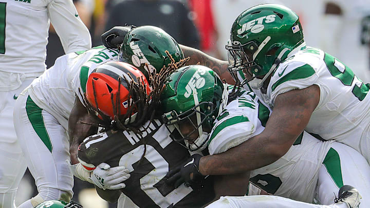 Browns running back Kareem Hunt is swarmed by the New York Jets,