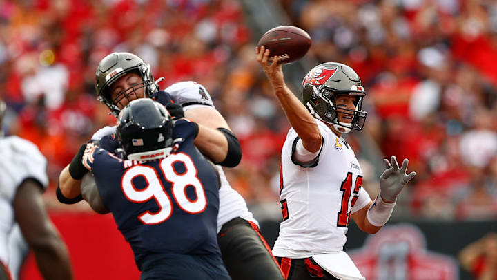 Tom Brady throws a pass against the Bears in 2021.